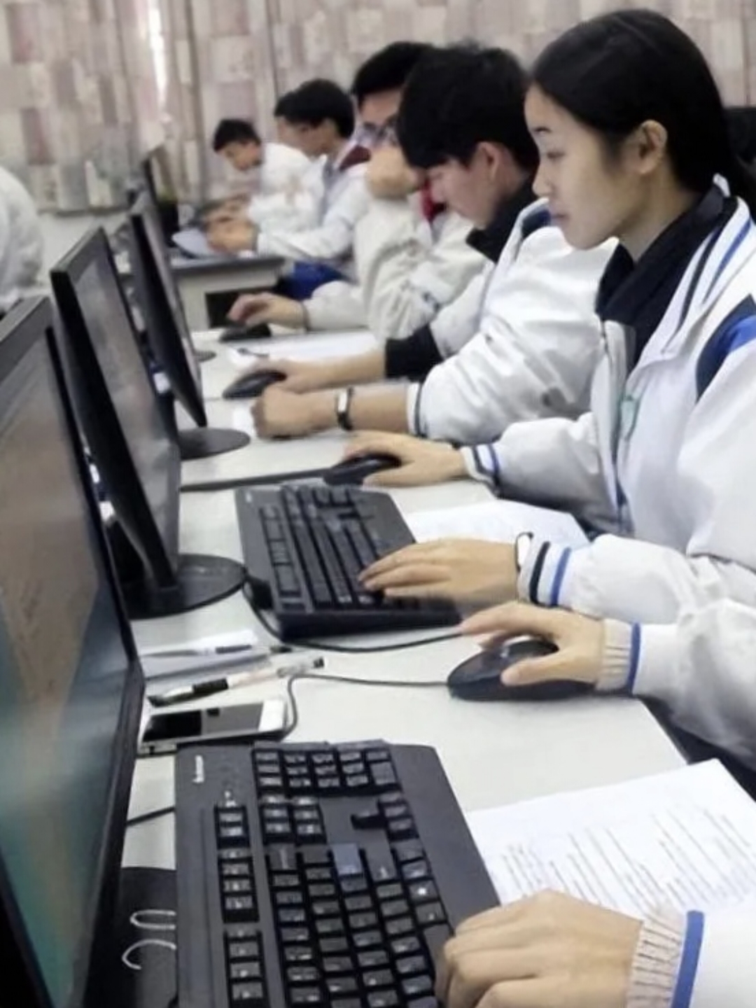 女生学计算机可以从事什么职业(女生学计算机可以从事什么职业公班学校)